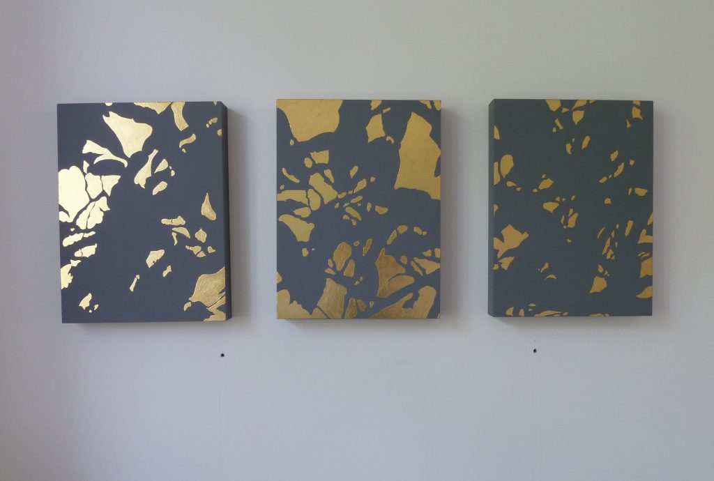 „Gold & Shapes - 3 Tageszeiten“, Triptychon 40 x 90 x 5 cm, Gouache und Blattgold-Rosenoble Doppelgold, 23,75 Karat auf Holz, 2018